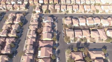 Amerikan banliyösündeki cennet gibi teraslı evlerin çatısında uçuyor.