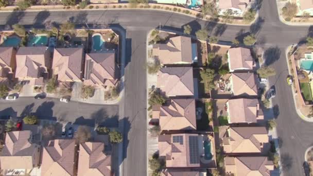 TOP DOWN : Survoler des maisons en rangée dans un quartier de banlieue de luxe au Nevada. — Video