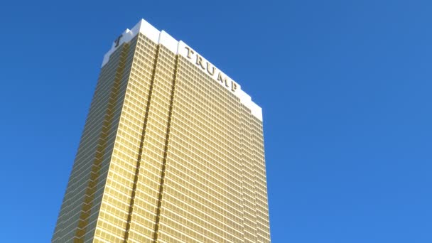 CLOSE UP: Spektakulära gyllene Trump hotell torn ovanför remsan i Las Vegas — Stockvideo