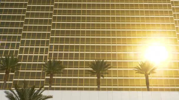 LENS FLARE: Bright sunshine is reflected in the golden skyscraper in Las Vegas. — Stock Video