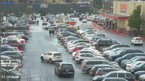 TIMELAPSE: Folkmassor av konsumenter upptar parkeringen framför en Costco — Stockvideo