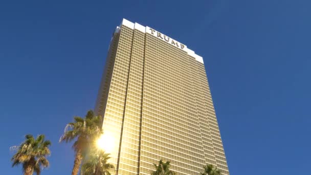 ZON VLEES: Zonnestralen worden weerspiegeld in de gouden gespiegelde ramen van Trump toren — Stockvideo