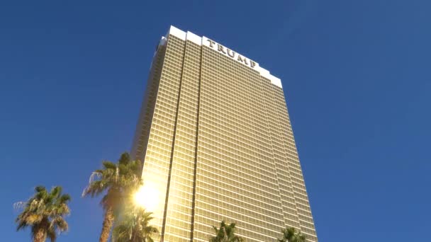 SUN FLARE: Sunbeams are reflected in the golden mirrored windows of Trump tower — Stock Video