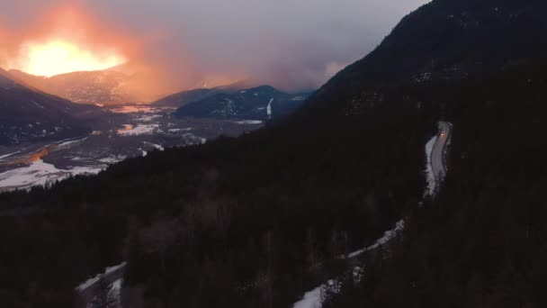 AERIAL: Toeristen op leuke road trip rijden langs schilderachtige Zee naar Sky snelweg bij zonsondergang — Stockvideo