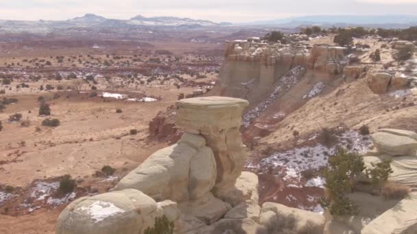 AERIAL: Espectacular vista voladora de un cañón rocoso en Utah en invierno . — Vídeo de stock