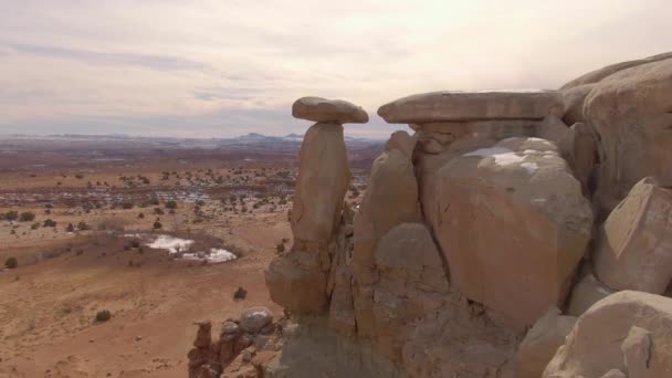 AERIAL: захватывающий вид на скалу с видом на пустыню в Юте зимой. — стоковое видео