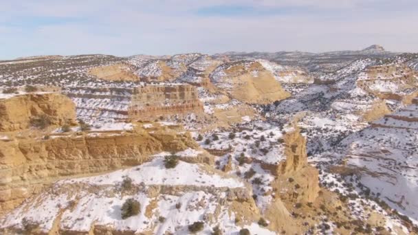 DRONE: repül át a homokkő sziklák és völgyek enyhén borított hó. — Stock videók