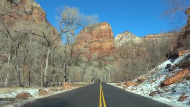 Conduciendo por una pintoresca avenida en un soleado día de invierno en el Parque Nacional Zion. — Vídeos de Stock