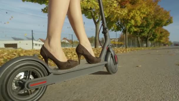 FECHAR UP: Jovem empresária viaja para trabalhar em uma scooter elétrica legal. — Vídeo de Stock