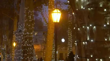Zagreb 'de soğuk bir gecede, lamba neşeli Noel parkını aydınlatıyor.