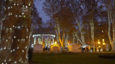 Zagreb 'deki resim parkı Noel ışıkları ve süsleriyle aydınlanıyor.