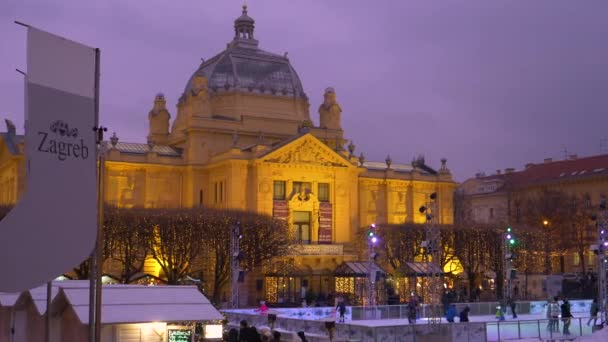 COPY SPACE: Turistas patinação no gelo em torno do lindo mercado de Natal em Zagreb . — Vídeo de Stock