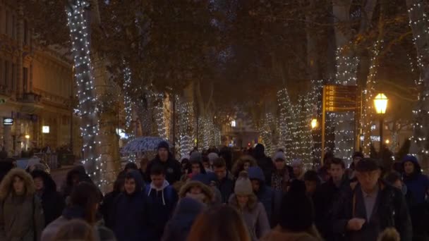 Des foules de touristes marchent le long d'une belle avenue de Noël à Zagreb, Croatie . — Video