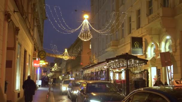 Bir kış gecesi, Zagreb 'in Noel kenti sokaklarında arabalar yavaş yavaş hareket ediyor — Stok video