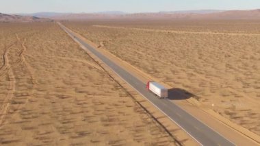 Mojave Çölü boyunca giden bir yük kamyonu..