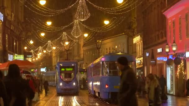 CLOSE UP: Turister och lokalbefolkningen njuta av att utforska den pittoreska staden på vintern — Stockvideo