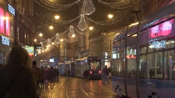 CLOSE UP: Сцена оживленной торговой улицы в Загребе в декабре. — стоковое видео