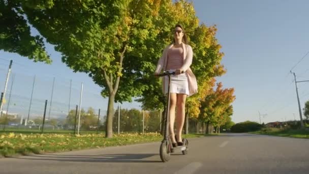 Slow Motion Långa Millennial Rider Scooter Nerför Vägen Som Löper — Stockvideo
