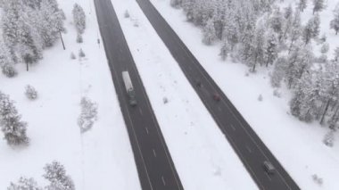 Kar fırtınası sırasında kaygan otoyolda 18 tekerlekli bir aracın üzerinde uçmak