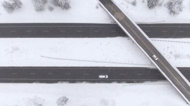 Şiddetli bir kar fırtınası sırasında ABD 'de bir otoyol üstgeçidinde uçmak..