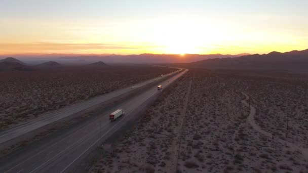 LENS FLARE: Gyllene morgonstrålar skiner på trafiken över Mojaveöknen. — Stockvideo