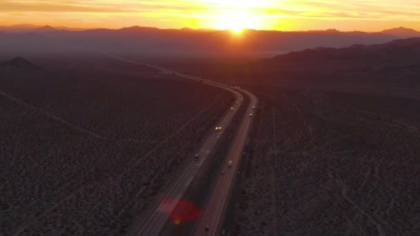 Flyger högt över trafiken över Mojaveöknen vid soluppgången.. — Stockvideo