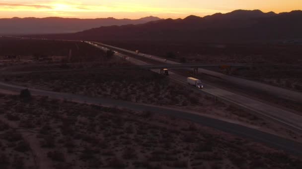 AERIAL: Flying towards the busy Mojave freeway on a sunny spring evening. — Stock Video