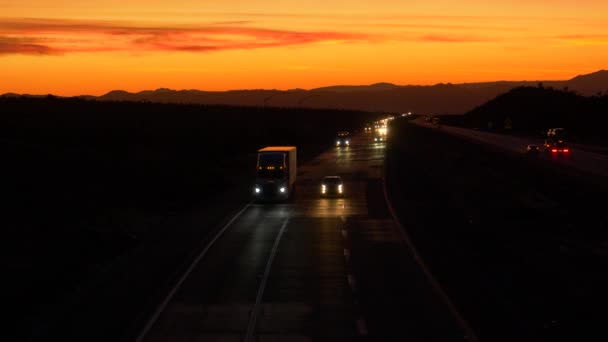 DRONE: Forgalmi meghajtók mentén az autópálya vezet át Mojave sivatag alkonyatkor — Stock videók