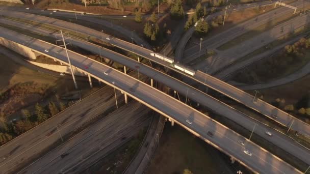 AERIAL Látványos drón kilátás egy nyüzsgő autópálya autópálya autópálya napsütéses este — Stock videók