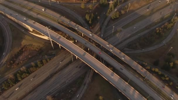 Lenyűgöző légi felvétel egy nyüzsgő autópálya autópályáról a napsütéses estén.. — Stock videók