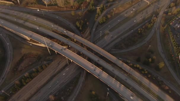 AERIAL Spektakulär vy ovanifrån av en trafikerad motorväg turnpike i Washington, USA — Stockvideo