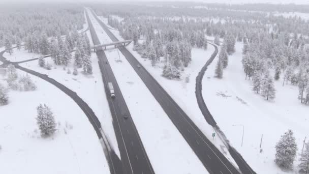 DRONE: Γραφική θέα drone του λευκού χιονισμένο τοπίο γύρω από μια πολυσύχναστη εθνική οδό. — Αρχείο Βίντεο