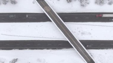 Şiddetli bir kar fırtınası sırasında ABD 'de bir otoyol üst geçidinin üzerinde uçmak.