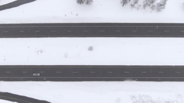 汽车在空旷的公路上行驶时，被暴风雪困住了 — 图库视频影像