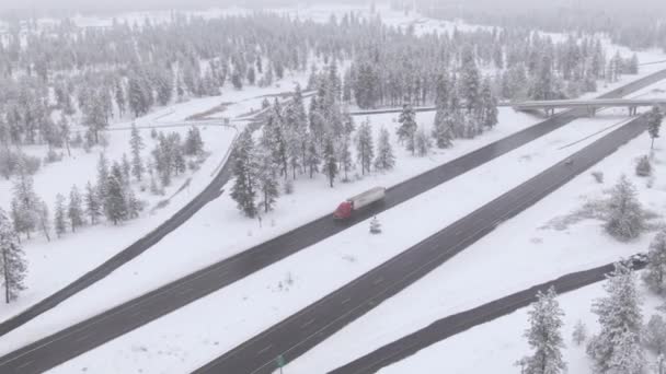 DRONE: El camión comercial grande arrastra un contenedor pesado a lo largo de la carretera helada peligrosa . — Vídeo de stock