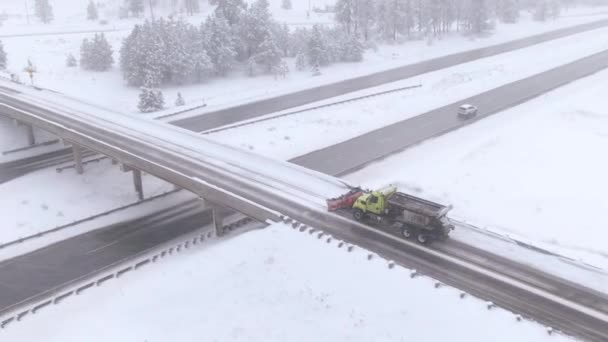 AERIAL: Snowplow limpia el paso elevado de la autopista durante una tormenta de nieve en Washington — Vídeo de stock