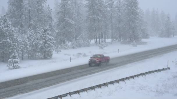 Les camions de fret transportent des conteneurs de fret sur une route de campagne à travers une tempête de neige . — Video