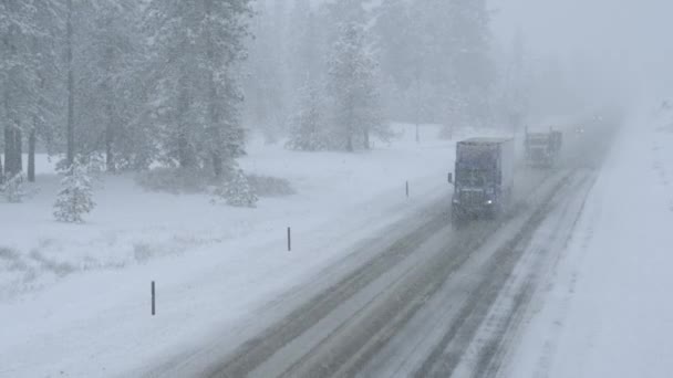 Impresionante foto de tráfico vespertino moviéndose a través de una tormenta de nieve envolviendo Washington — Vídeos de Stock