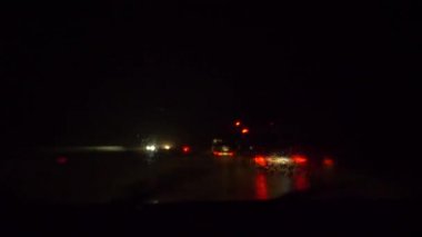 Şiddetli yağmur fırtınasının içinden geçerken otoyol görünümünü kapatın