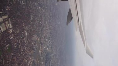 Londra 'nın tarihi caddelerinde ticari jet uçağıyla uçuyor.