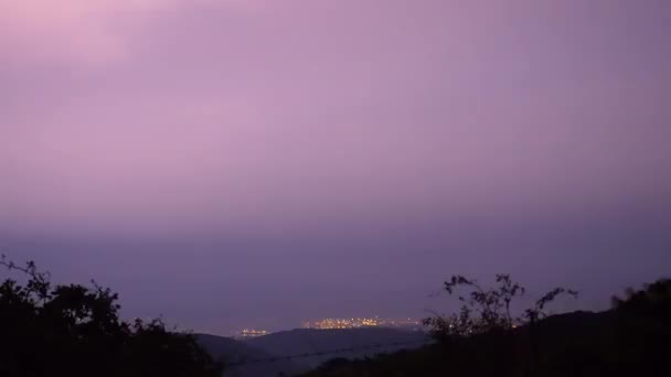 Spektakulär bild av belysningsbultar slå en stad i fjärran på natten. — Stockvideo