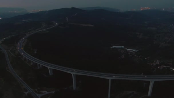 AERIAL: Voando alto acima de uma ponte de estrada maciça em uma noite de outono nebulosa . — Vídeo de Stock