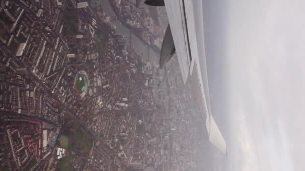 VERTICAL: Scenic view van boven de Theems en Londen op een bewolkte dag. — Stockvideo