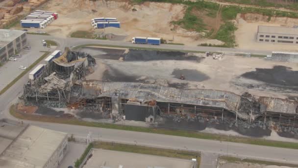 DRONE: Dålig utsikt över ruinerna av en fabrik efter att ha förstörts i en massiv brand. — Stockvideo