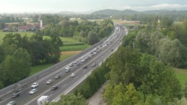 Kırsal kesimden geçen otoyolda uzun bir trafik sıkışıklığı oluştu.