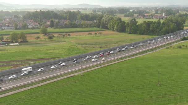 AERIAL: Samochody i ciężarówki powoli poruszają się po zatłoczonych autostradach. — Wideo stockowe