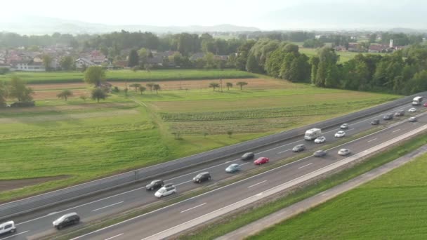 DRONE: Coches y camiones se mueven lentamente a través de una congestión en la carretera concurrida . — Vídeo de stock