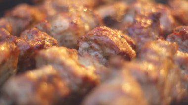 Izgara ızgarası ağır çekimde dönüyor