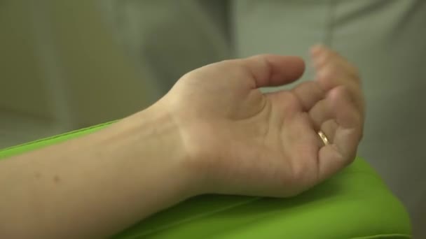 Een verpleegkundige neemt bloedtesten af — Stockvideo