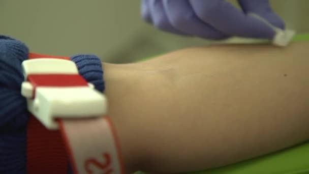 A nurse takes blood tests — Stock Video